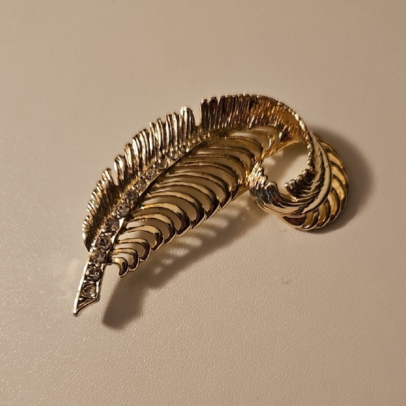 Jewelry - Elegant Gold Feather Brooch
